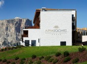 Die Alpina Dolomites Lodge integriert sich in die natürliche Schönheit der Seiser Alm