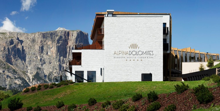 Die Alpina Dolomites Lodge integriert sich in die natürliche Schönheit der Seiser Alm