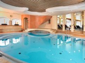 Auf über 2000 qm befindet sich die Wasser- und Wellnesslandschaft im Wellnessbereich Auf über 2000 qm befindet sich die Wasser- und Wellnesslandschaft im Wellnessbereich