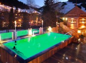 Der Outdoorpool mit einer grandiosen Aussicht auf die umliegende Bergwelt Der Outdoorpool mit einer grandiosen Aussicht auf die umliegende Bergwelt