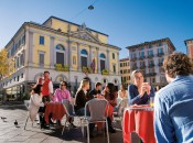 Sonnenhungrige Gaeste auf der Piazza della Riforma in der Altstadt von Lugano Sonnenhungrige Gaeste auf der Piazza della Riforma in der Altstadt von Lugano