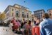 Sonnenhungrige Gaeste auf der Piazza della Riforma in der Altstadt von Lugano