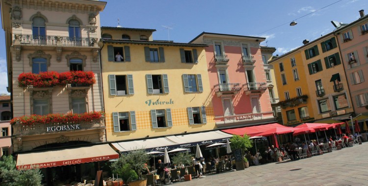 Die Altstadt von Lugano mit ihren zahlreichen Plätzen und Cafes