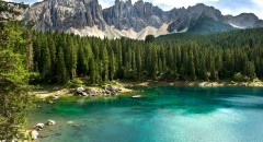 Einzigartig in Europa, der Karersee in Tiers am Rosengarten Südtirol