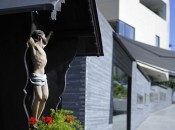 Das alte Wegkreuz und die moderne Architektur ergeben einen wunderbaren Kontrast Das alte Wegkreuz und die moderne Architektur ergeben einen wunderbaren Kontrast