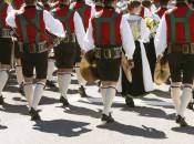 Die kniefreien Hosen auch "Kurz-Bäurische" Tracht in Südtirol genannt Die kniefreien Hosen auch "Kurz-Bäurische" Tracht in Südtirol genannt