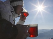 Sonniger Genuss auf einer der zahlreichen Almen beim Tallner Winter