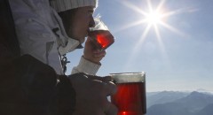 Sonniger Genuss auf einer der zahlreichen Almen beim Tallner Winter