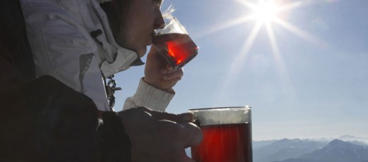 Sonniger Genuss auf einer der zahlreichen Almen beim Tallner Winter