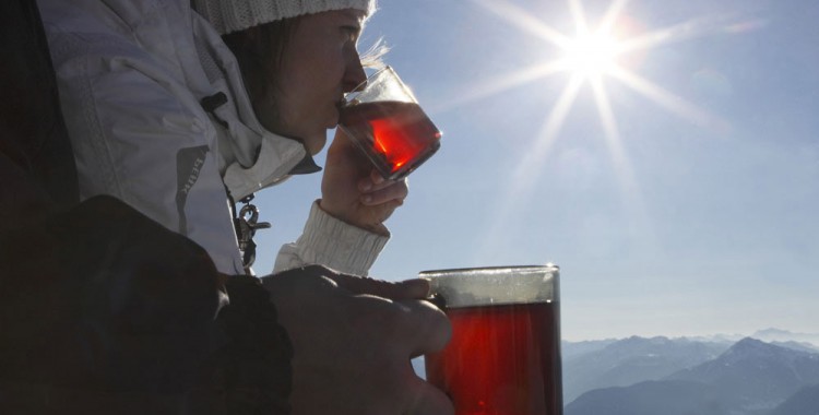 Sonniger Genuss auf einer der zahlreichen Almen beim Tallner Winter