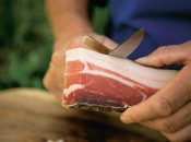 Der Speck wird vor dem Verzehr von der harten "Schwarte" befreit und anschließend mit einem scharfen Messer in dünne Scheiben geschnitten Der Speck wird vor dem Verzehr von der harten "Schwarte" befreit und anschließend mit einem scharfen Messer in dünne Scheiben geschnitten