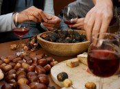 Eine Spezialität aus Südtirol gebratene Kastanien mit Sußer Eine Spezialität aus Südtirol gebratene Kastanien mit Sußer