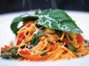 Schüttelbrot-Tagliatelle oder Bennessel-Tagliolini mit Ragù vom Hasenfilet Schüttelbrot-Tagliatelle oder Bennessel-Tagliolini mit Ragù vom Hasenfilet