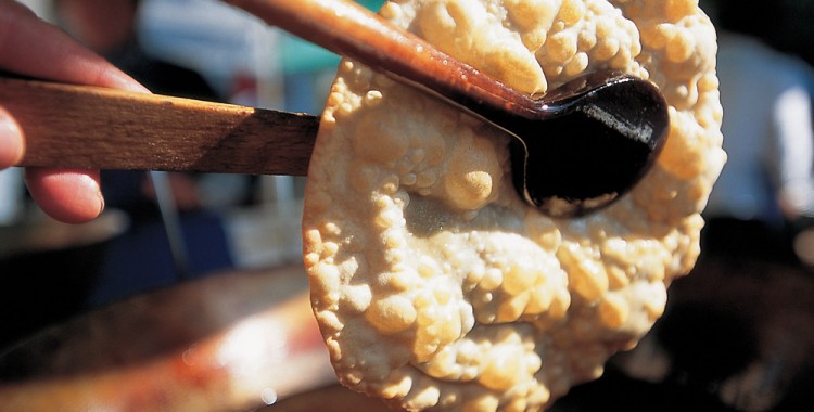 Eine Spezialität aus dem Pustertal sind die "Tirtlan", mit Spinat und Ricotta, Erdäpfel oder Kraut gefüllte Krapfen