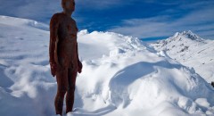 Kunst- und Naturbegeisterte können ab sofort in Wart-Schröcken einer geführten Schneeschuhwanderung alles über Antony Gormleys raffiniertes Kunstwerk „Horizon Field“ erfahren.