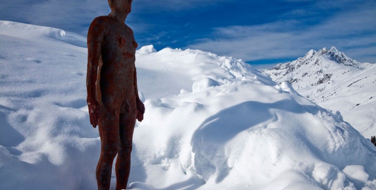 Kunst- und Naturbegeisterte können ab sofort in Wart-Schröcken einer geführten Schneeschuhwanderung alles über Antony Gormleys raffiniertes Kunstwerk „Horizon Field“ erfahren.